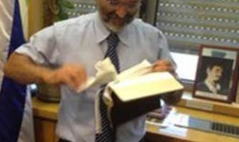 Israel; un diputado rompe el Evangelio: «Un libro abominable»