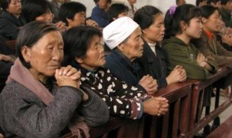 Un cura chino que pasó 25 años en cárcel para ser «reeducado» fallece «al pie del cañón» a los 100