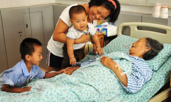 Lou Xiaoyng, la nonagenaria china que ha salvado a 30 bebés abandonados en la basura