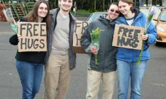 El diario del Vaticano alaba la campaña de «Free Hugs Campaign»
