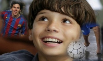 Gabriel, el niño sin pies que jugó fútbol con Messi, derriba mito del aborto eugenésico
