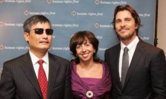 Christian Bale premia a héroe pro-vida que se opuso a aborto en China