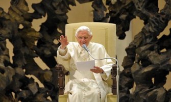 Benedicto XVI: »Dios, al crearnos libres, renunció a una parte de su poder»