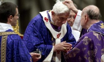 En la misa del Miércoles de Ceniza, Bertone da gracias al Papa y el templo le aplaude 3 minutos