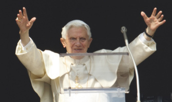 Benedicto XVI en el Angelus: «Os suplico que continuéis rezando por mí y por el próximo Papa»