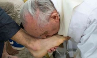 El Papa Francisco lavó los pies a doce jóvenes de diversas nacionalidades y religiones