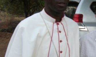 Modeste era un niño africano que cantaba «Guantanamera» en español… y hoy es obispo