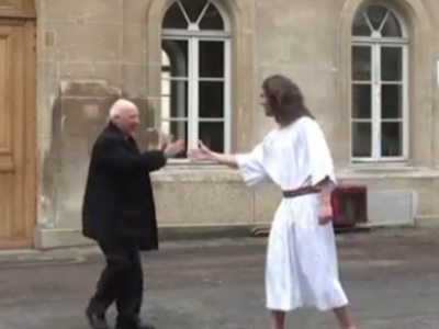 «Jesús» y el obispo de Bayeux-Lisieux hacen un chócala de nudillos en un vídeo sorprendente