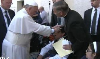 El Papa Francisco hace una oración de liberación en un endemoniado