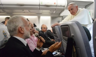 El Papa concede una amplia e inédita entrevista en el vuelo de regreso a Roma