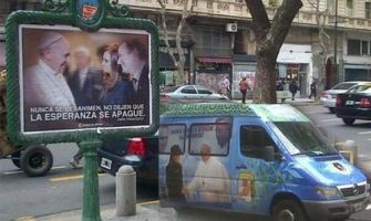 Partido de Kirchner manipula imagen del Papa Francisco en afiches electorales