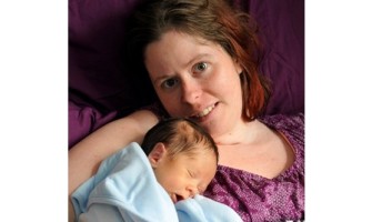 Despierta de un coma con amnesia, se entera de su embarazo y salva a su hijo de ser abortado