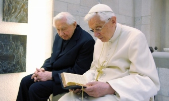 Benedicto XVI pasará la Navidad en compañía de su hermano
