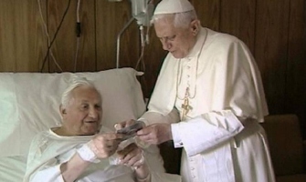 Benedicto XVI visita a su hermano en el Policlínico Gemelli