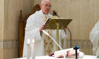 La tentación es el pan nuestro de cada día, el Papa el viernes en Santa Marta