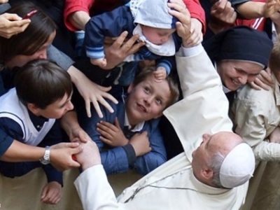 Francisco: «Que san Juan Pablo II nos ayude a ser viandantes resucitados»