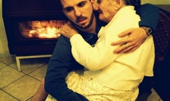 Joven italiano conmueve redes sociales con foto donde carga a su abuelita enferma