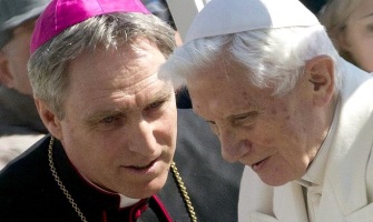 Gänswein, el asistente de Benedicto: «Una supuesta intervención del Papa emérito es pura invención»