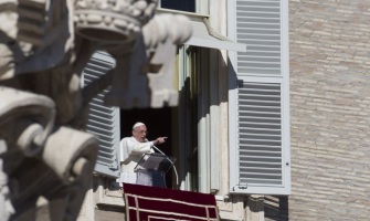 «La oración es la raíz de la paz»: Papa Francisco en el Ángelus