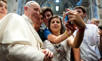 Atrévanse a ser felices, pide el Papa a los jóvenes del mundo y recuerda a Juan Pablo II
