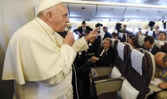 Francisco, en el avión, confirma que Roma sigue investigando Medjugorje para orientar a los obispos