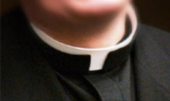 Las 23 razones por las que todo sacerdote debería llevar alzacuellos