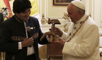 Así reaccionó el Papa cuando Evo Morales le regaló Cristo sobre hoz y martillo