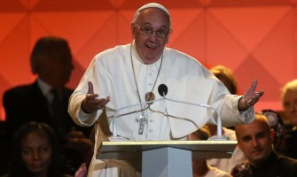 En una emotiva vigilia, el Papa llamó a defender la familia