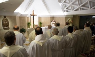 Cada uno tiene un ángel a su lado, escuchémoslo dócilmente, pidió el Papa