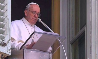 Francisco en el ángelus: ‘la caridad no se hace con lo que sobra sino con lo necesario’