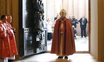 El Papa abre la Puerta Santa de la basílica de San Juan de Letrán
