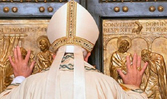El Papa abre la Puerta Santa de San Pedro, seguido de Benedicto XVI