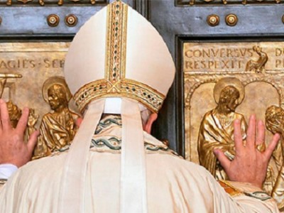 El Papa abre la Puerta Santa de San Pedro, seguido de Benedicto XVI
