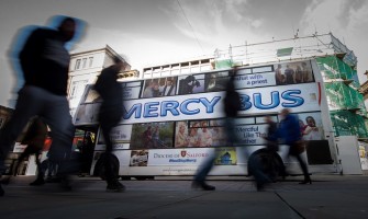 El Bus de la Misericordia: la gente se confiesa y sale sonriente