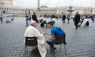 El Papa confiesa a jóvenes adolescentes en la plaza de San Pedro
