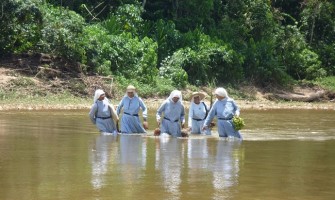 Donde no hay curas, allí están ellas: las monjas todo-terreno que bautizan, casan y entierran.