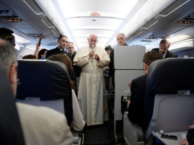 El Papa asegura que “no es justo identificar el islam con la violencia”