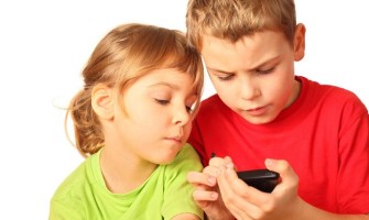 10 razones que tienes que considerar antes de darle un celular a tu hijo