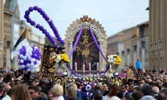El Papa señala que “se nos pide el coraje para ser alternativos al mundo, sin nunca volvernos polémicos o agresivos”. 