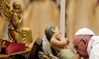 El Papa en la misa de Nochebuena: ‘Dejémonos interpelar por el Niño Jesús y por los niños excluidos’
