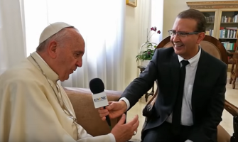 Iglesia en salida, puertas abiertas, cristianos en la calle y orantes: lo pide el Papa en televisión