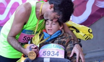 La inspiradora historia de un padre que corre maratones con su hijo con discapacidad