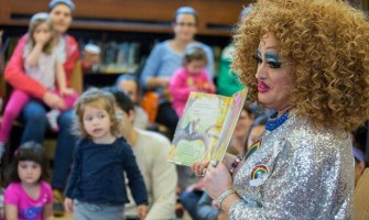 Drag queens inundan las bibliotecas de Nueva York para adoctrinar a los niños