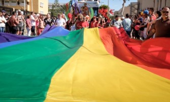 Multas al que disienta, cierres de colegios o decomiso de libros: así es la futura ley LGTB en España