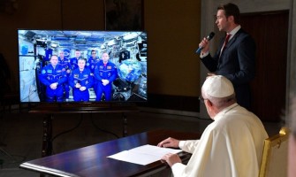 El Papa llama al espacio y los astronautas le dicen que su unidad en la diversidad les hace fuertes