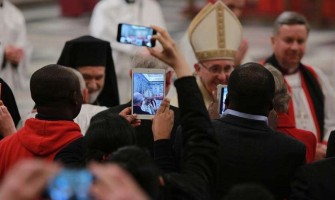 El Papa: Entristece ver fieles y obispos que hacen fotos en Misa. ¡No es un espectáculo!