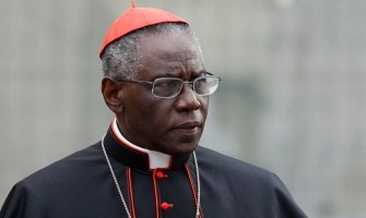 Cardenal Sarah:«El diablo ataca fuertemente la Eucaristía porque es el corazón de la vida de la Iglesia»