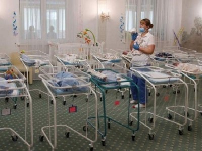 La imagen de bebés acumulados en un hotel de Ucrania sacude conciencias