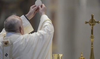 El Papa: La fragilidad de una Hostia rompe las corazas de nuestro egoísmo