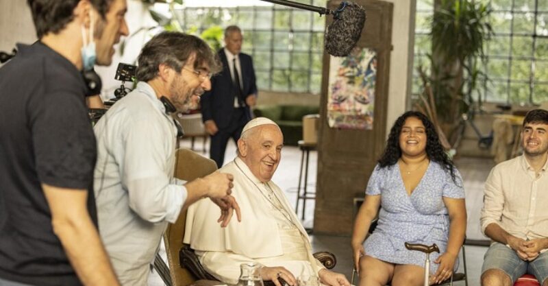 Diálogo abierto y sincero en inédito documental del Papa